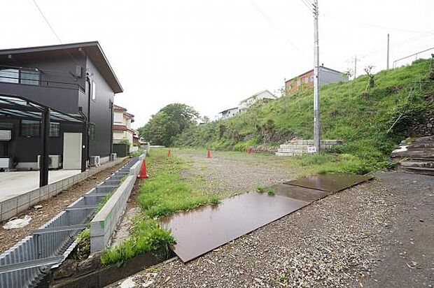 前面道路を幅員6m道路に舗装改修予定