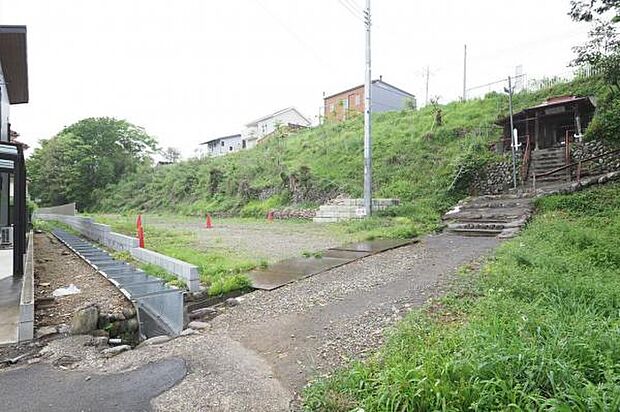 前面道路を幅員6m道路に舗装改修予定