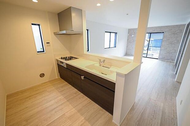 ■キッチン／リビングダイニングを見渡せる空間設計の対面キッチン