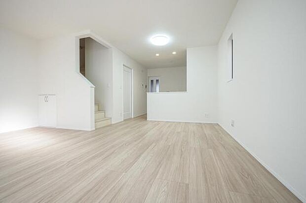 ■LDK/南西向きに面し、暖かな陽ざしが差し込むリビングダイニング