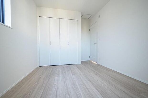 ■洋室/各所各室に収納空間を設けました。各所に収納がある事によって、物が散乱しにくくなり、生活空間を広々と使うことができます♪