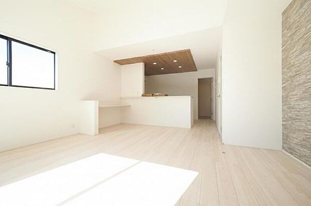 ■LDK/南向きに面し、暖かな陽ざしが差し込むリビングダイニングです