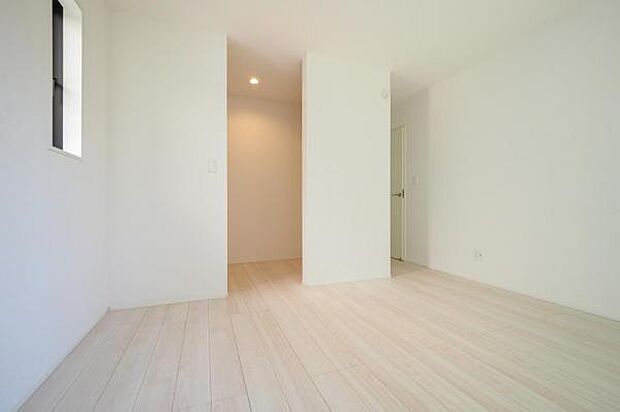 ■洋室　約7.75帖／こちらのお部屋には大容量収納のＷＩＣがございます。