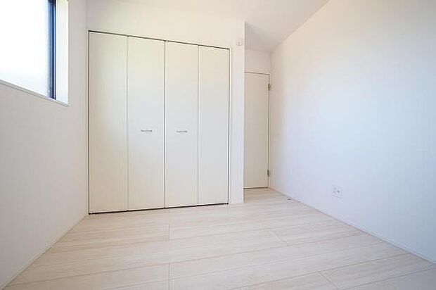 ■洋室/各所各室に収納空間を設けました。各所に収納がある事によって、物が散乱しにくくなり、生活空間を広々と使うことができます♪