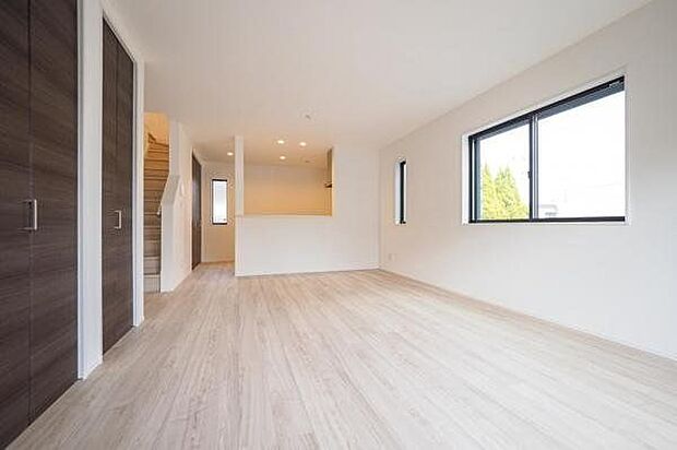 ■ＬＤＫ／南向きに面し、暖かな陽ざしが差し込むリビングダイニングです。