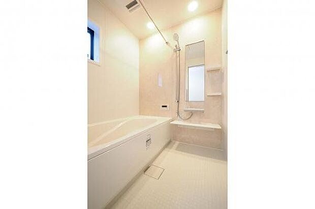 ■システムバス／落ち着いた色合いのシステムバスです。寛ぎのバスタイムで日々の疲れからカラダを解放しましょう