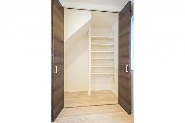 ■キッチン／キッチン横に便利なパントリーを設けました。常温保存可能な調味料やキッチン用品の収納に便利な空間です。