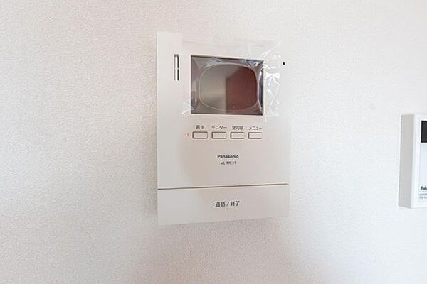 ■モニター付きインターホン／訪問者が一目でわかるTVモニター付きインターホン、録画機能付きです。