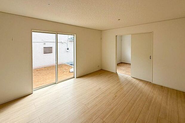 ■ＬＤＫ／南東向きに面し、暖かな陽ざしが差し込むリビングダイニング