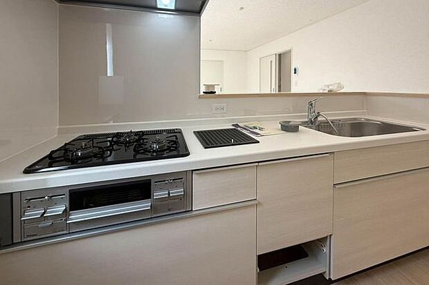 ■キッチン／リビングダイニングを見渡せる空間設計の対面キッチン