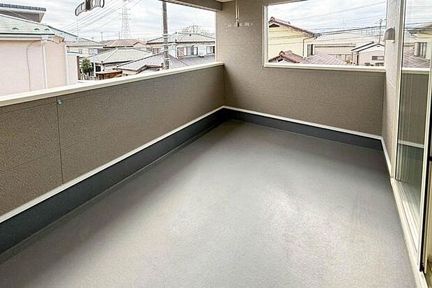 ■バルコニー／南東向きに面し、暖かな陽ざしが降り注ぐバルコニーです。