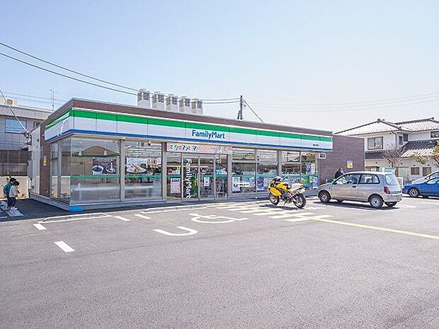 ファミリーマート 飯能双柳店 820m