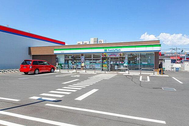 ファミリーマート飯能岩沢店 徒歩9分。 760m