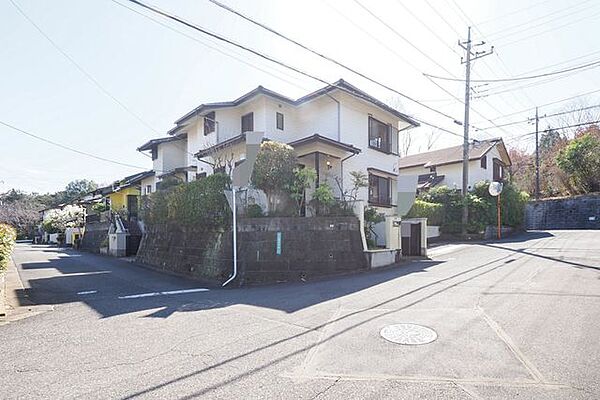 ■現地外観／閑静な住宅地に佇む角地立地の住宅になります。