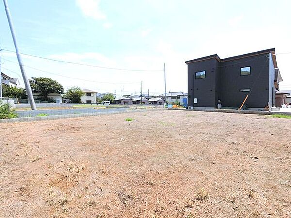 現地外観／車通りが少ない閑静な住宅地になります。