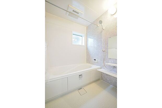 ■システムバス/足を伸ばしてゆったりと入浴ができる1坪サイズのユニットバスです。