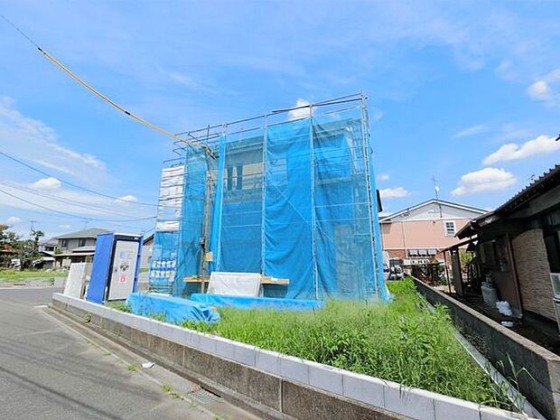 ■現地外観/陽当たりと風通しに恵まれた、快適な住環境が魅力の一邸です。