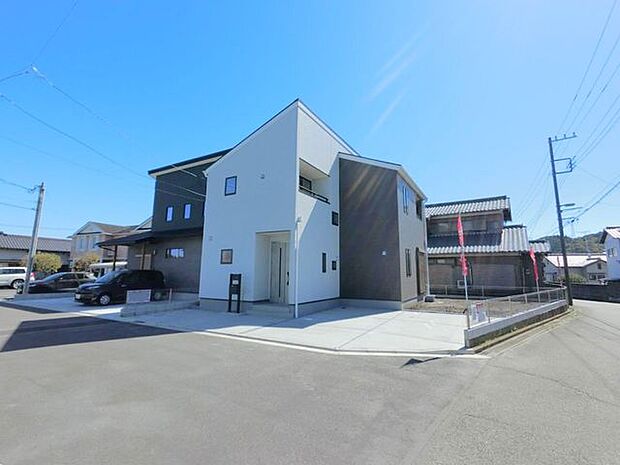 ■現地外観/約54坪のゆとりある敷地に建つ、開放感あふれる新築戸建です。