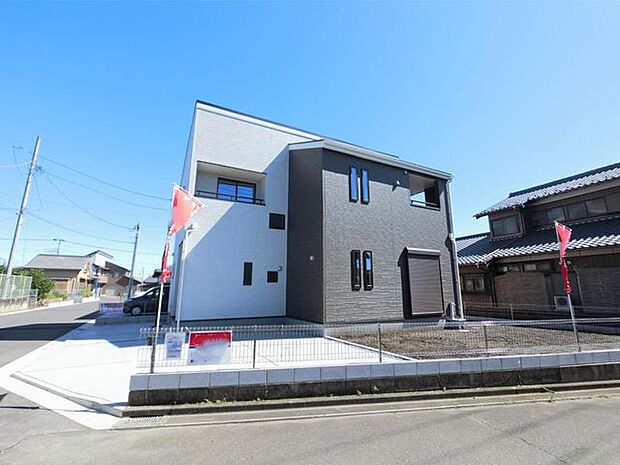 ■現地外観/駐車スペース3台分(車種による)を確保した、ファミリーに嬉しい住まいです。