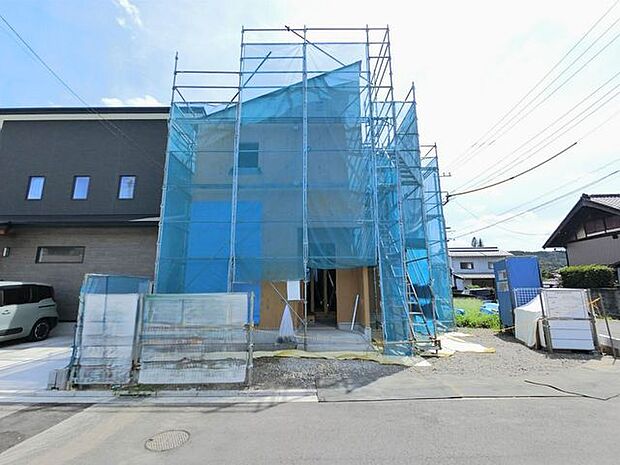 ■現地外観/約54坪のゆとりある敷地に建つ、開放感あふれる新築戸建です。