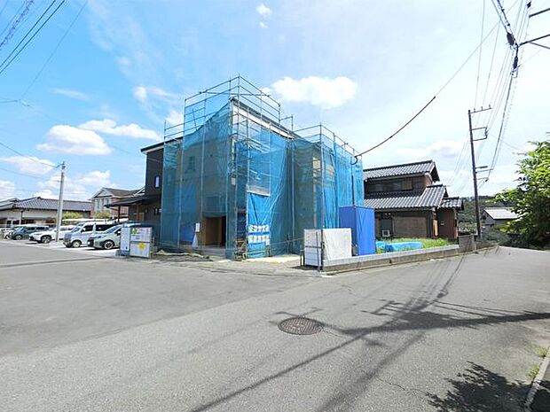 ■現地外観/前面道路もゆとりがあり、お車の出し入れもスムーズに行えます。