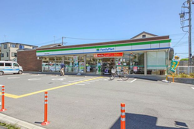ファミリーマート飯能加治小学校前店 徒歩5分。 330m
