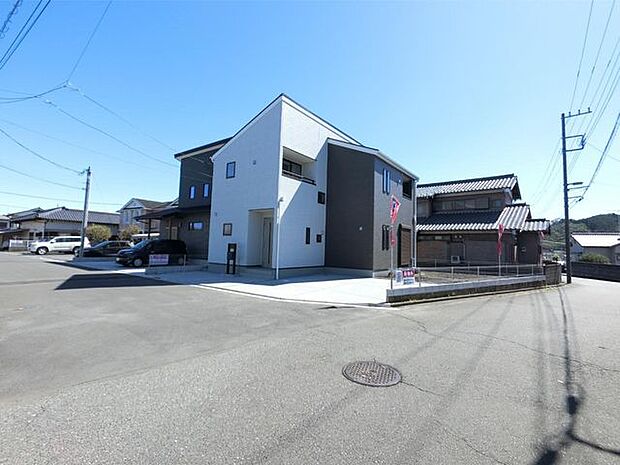 ■現地外観/前面道路もゆとりがあり、お車の出し入れもスムーズに行えます。