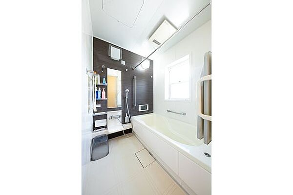 ■システムバス／落ち着いた色合いのシステムバスです。寛ぎのバスタイムで日々の疲れからカラダを解放しましょう