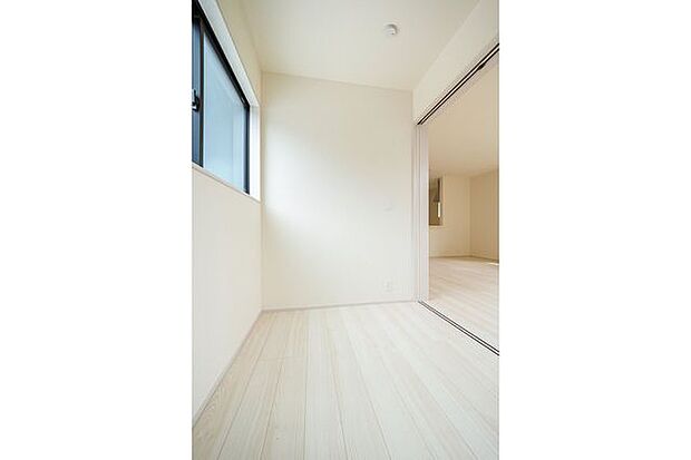 ■洋室 約3帖/リビングダイニングに隣接し、続き間としても活用できるお部屋です