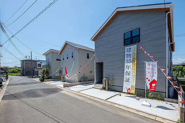 1号棟 現地外観/カースペースはご夫婦やご家族でお使いいただける2台。ゆとりある駐輪場スペースもございます。