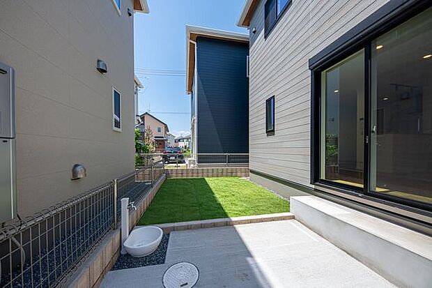 1号棟 現地外観/四角い小窓、三角屋根、シンプルな北欧モダンな外観。シンボルツリーとデザインポスト、オーク材のフローリング――充実した日々を暮らすための理想の住まい。