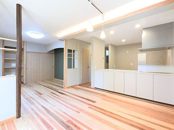 ■LDK／1階部分フルリノベーション実施（樹脂サッシ交換済、内窓設置済、トイレ新規交換、洗面化粧台新規高慢、浴室新規交換、玄関ドア設置、機能門柱新設）