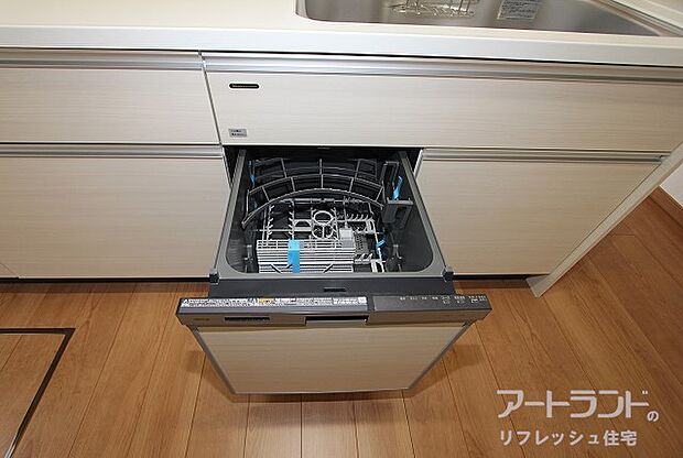 忙しい毎日の家事に助かる食器洗浄乾燥機付きです。