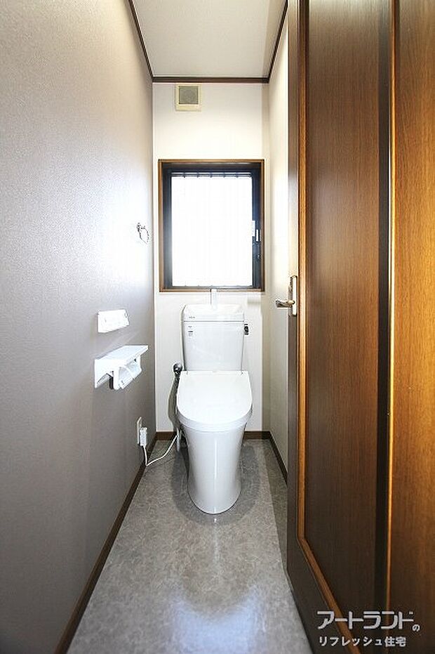 1階、新設の温水洗浄機能付きトイレ。