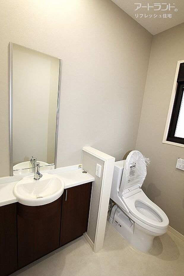 1階、新設の温水洗浄機能付きトイレ。個室内に嬉しい手洗い付き。また動作の手助けに安心の手すり付き。