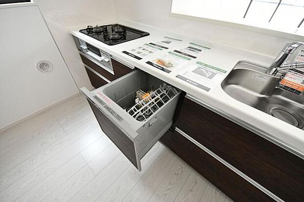 ■キッチン■ 洗う手間いらずの食洗機内蔵型。節水、節洗剤効果も期待できます。
