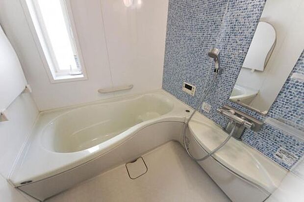 【浴室】グラスタイル調のフロントパネル。マルチステップを利用した半身浴も可能です。