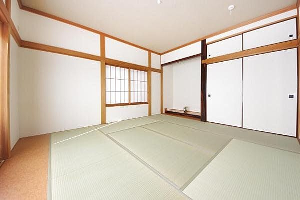 和室／広縁付きのゆとりある8帖和室。やわらかな光が差し込む落ち着いた空間で、くつろぎや来客対応に最適です。