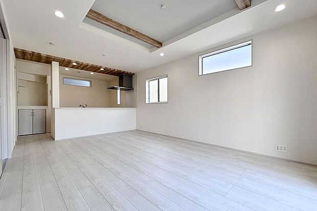 折上げ天井のリビング。視線がふっと上に抜けて、実寸以上の開放感。