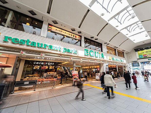 エキア 川越 東武東上線改札目の前。エキア前は待ち合わせなどにもよく利用されています。3階フロアは6店舗のレストラン街になっています。 1228m