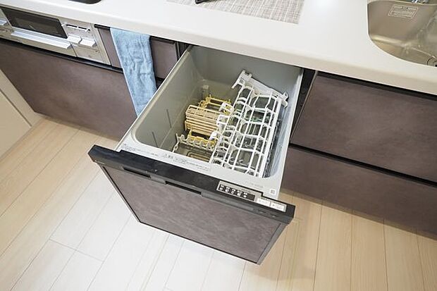 ■食器洗い乾燥機/食後の面倒な洗い物は、まとめておまかせ。家事の時間を短縮して、家族とくつろぐ時間をゆっくり楽しめます。