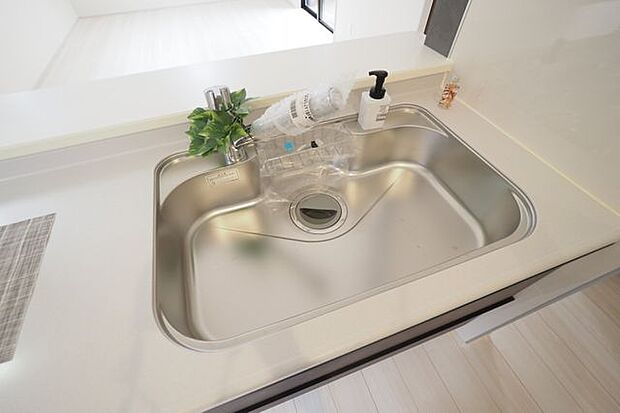 ■シンク/大きすぎず小さすぎない、毎日の家事にちょうどいいサイズ。食器や調理器具を洗いやすく、後片付けもスムーズです。