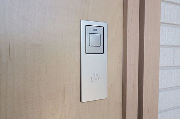 玄関はスマートキーを採用