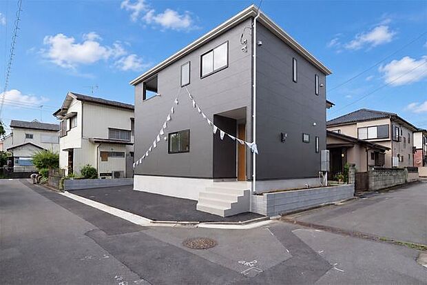 ■現地/二方向にひらけた角地ならではの、のびやかな開放感が魅力。街並みの中で存在感を放つ新築住宅です。