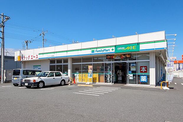 ファミリーマート+ドラッグ・エース川越的場店 徒歩12分。 900m