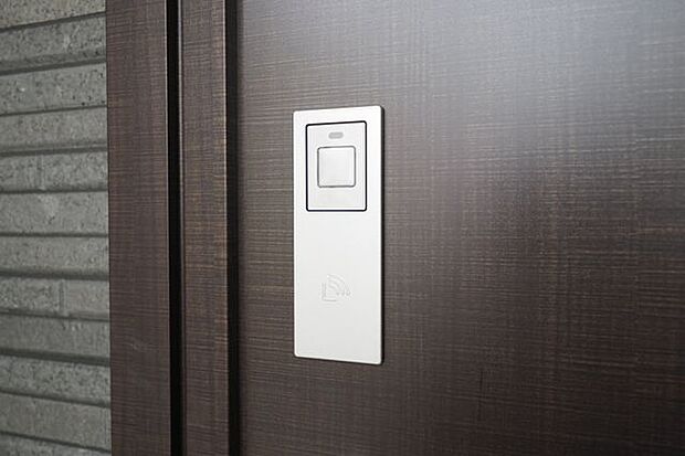 ■玄関スマートキー/鍵を取り出す手間を減らして、玄関の開け閉めをスムーズに。荷物で両手がふさがっているときや、子どもを連れての帰宅時にも便利です。