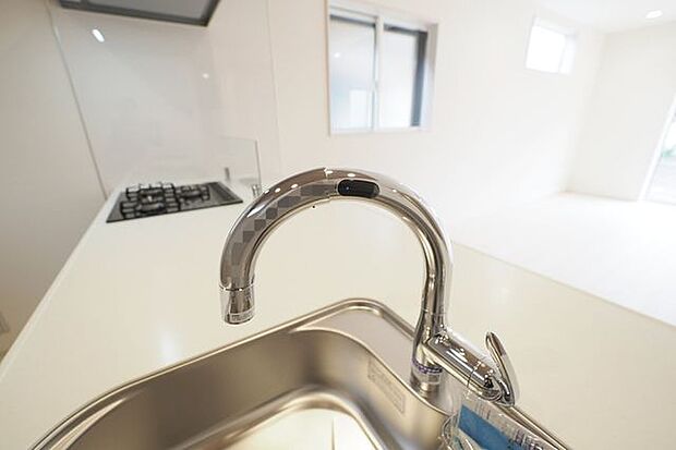 ■タッチレス水栓/手をかざすだけで水を出し止めでき、調理中に汚れた手で蛇口へ触れる必要なし。水栓まわりを清潔に保ちやすく、毎日の料理や後片付けもスムーズです。