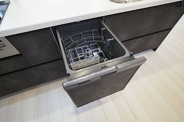 ■食器洗い乾燥機/食後の面倒な洗い物は、まとめておまかせ。家事の時間を短縮して、家族とくつろぐ時間をゆっくり楽しめます。