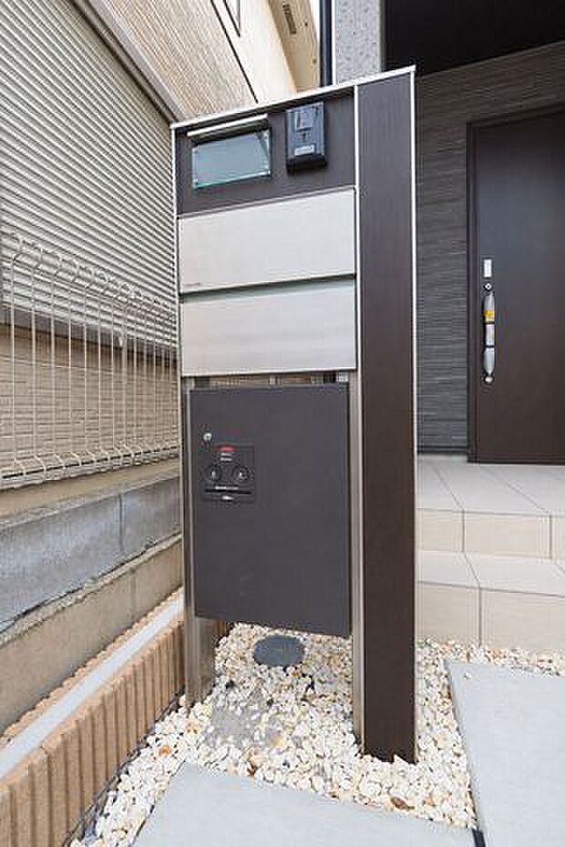 ■宅配ボックス/留守中や手が離せないときも、荷物を受け取れる便利な設備。配達時間を気にせず出かけられ、再配達を依頼する手間も減らせます。