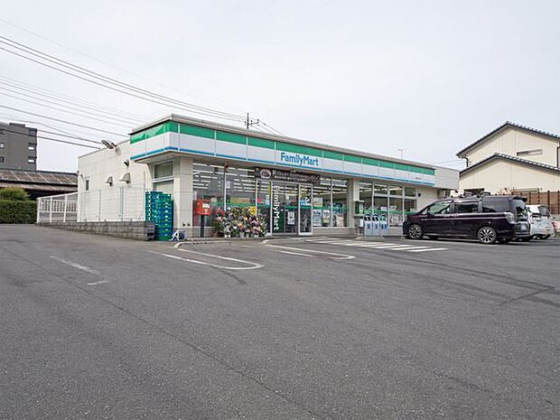 ファミリーマート川越南大塚店 徒歩9分。 680m